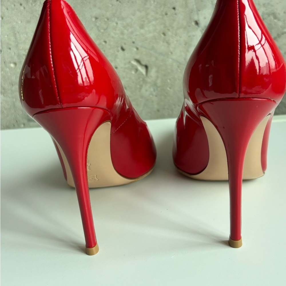 Gianvito Rossi Red V Cut Leather Pumps - Picture 3 of 6